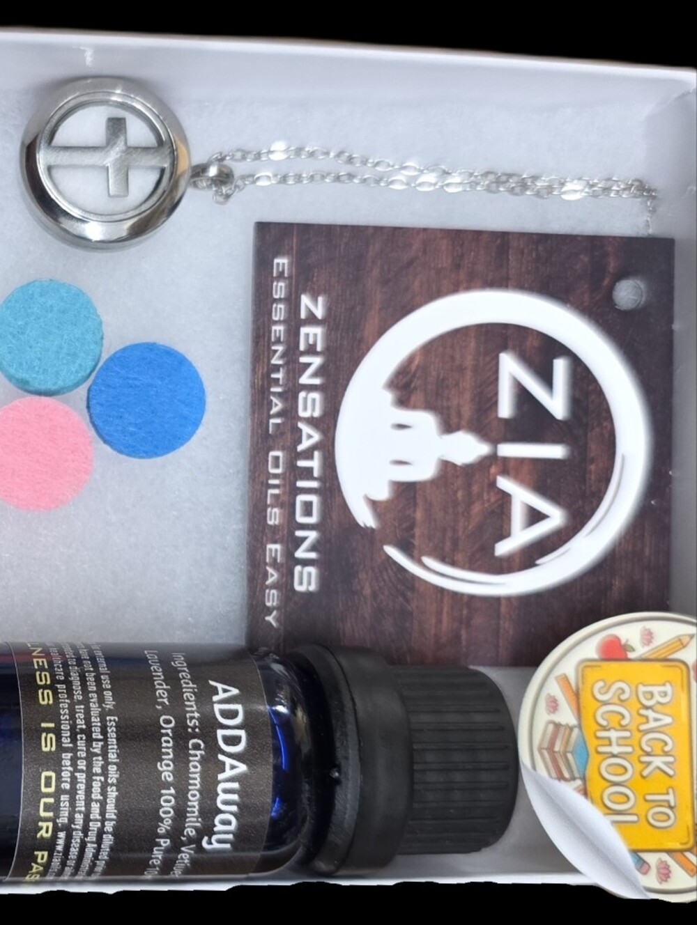 Zia Aromatherapy Diffuser Necklace with Blue and Pink Felt Pads